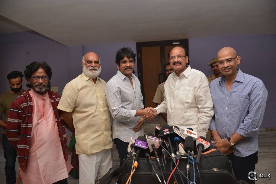 Venkaiah-Naidu-at-Om-Namo-Venkatesaya-Movie-Special-Show